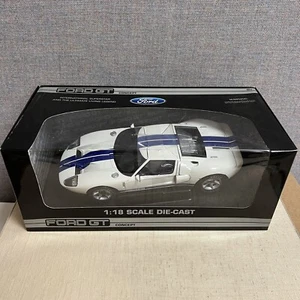 The Beanstalk Group 1:18 Ford GT Concept Car White/Blue 2002 - Picture 1 of 11