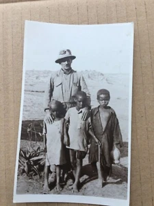  CARTOLINA FOTOGRAFICA "DALL'AFRICA LONTANA RICORDANDO GLI AMICI" 1936 COLONIE - Picture 1 of 2