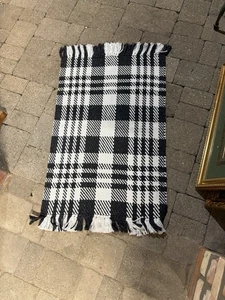 Area Accent Rug Modern/Contemporary Black And White /Target 25”x38” Ivory - Picture 1 of 6