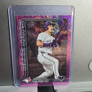 2025 Topps Series 1 Daulton Varsho Rainbow Foil Parallel #119 - Blue Jays - Bild 1 von 2