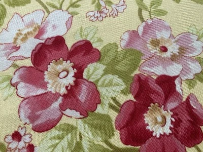 Tela de algodón linda flor amarilla por Henry Glass 43”x 33” 718 Foto 1 de 4