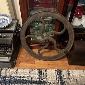 Seltene antike Mann's grüne Knochen Geflügel Futter Mahlwerk Gusseisen nur großes Rad - Bild 1 von 4