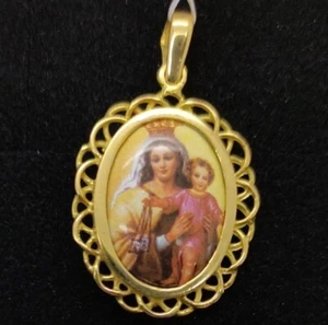 Colgante oro 18k 750 mls. Medalla Virgen del Carmen en porcelana. - Imagen 1 de 5