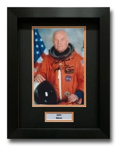 JOHN GLENN HANDSIGNIERTES GERAHMTES FOTO DISPLAY APOLLO AUTOGRAMM. - Bild 1 von 1