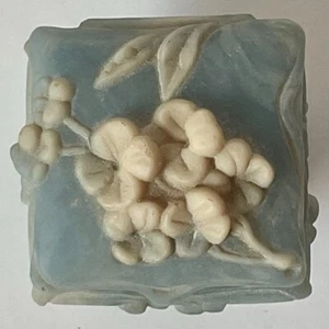 INCOLAY SCHMUCKKÄSTCHEN, EISBLAU MIT HARTRIEGELBLÜTENMOTIV, AUFKLAPPBAR TOP - Bild 1 von 8