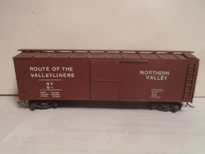 NORTHERN VALLEY 40' WOOD SIDED BOXCAR WITH SPRUNG METAL TRUCKS + KADEE COUPLERS - Image 1 of 4