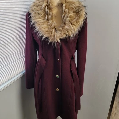 Abrigo de invierno GUESS mezcla de lana borgoña extraíble cuello de piel sintética con cinturón talla grande  Foto 1 de 4