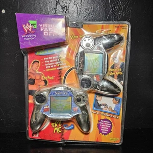 WWF Virtual Face Off The Rock vs Stone Juego Portátil Frío 1999 MGA Nuevo Blister - Imagen 1 de 4