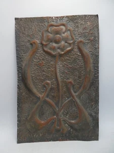ANTIQUE ART NOUVEAU EMBOSSED HAND BEATEN FLOWER FLORAL PANEL PLAQUE - Bild 1 von 3