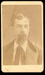 Fotografía CDV HOMBRE barba desaliñada ERA VICTORIANA B. Gris BLOOMINGTON IL - Imagen 1 de 2