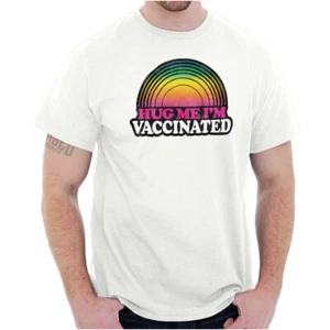 Camiseta Camiseta Hug Me I'm Vaccinated Rainbow Protest Joke para mujer o hombre cuello redondo - Imagen 1 de 8