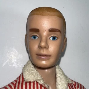 Muñeca Mattel Ken 1961 vintage pelo flocado rubio ojos azules traje original - Imagen 1 de 6