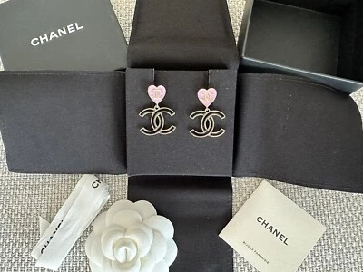 Pendientes colgantes Chanel 24A 100 % auténticos con logotipo CC negro corazón rosa nuevo en caja Foto 1 de 4