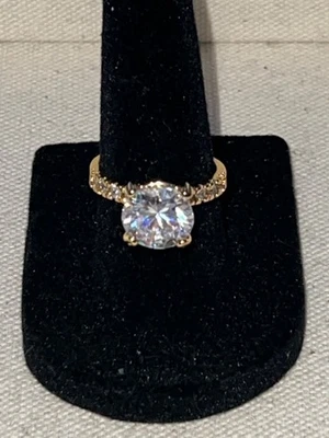 Anillo solitario dorado usado con circonita cúbica/piedras de vidrio, tamaño 6,5 Foto 1 de 4