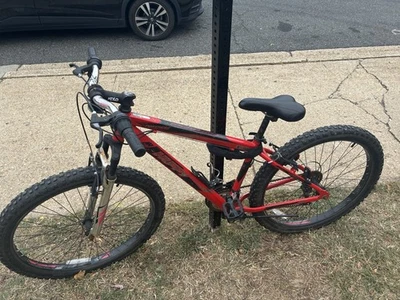 Bicicleta de montaña usada 29 pulgadas con suspensión delantera Foto 1 de 3