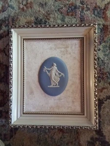 Wedgwood blau Jasperware Tanzende Stunden Plakette gerahmt 13x11 - Bild 1 von 2