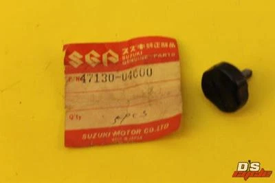 NUEVO DE LOTE SUZUKI TS100/TC100/TS50 MARCO LATERAL CUBIERTA PERILLA PARTE # 47130-04000 Foto 1 de 4