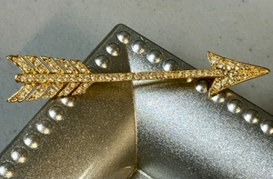 Broche prendedor flecha tono dorado clásico Joan Rivers detalles estrás CJ-M-5 de colección - Imagen 1 de 3