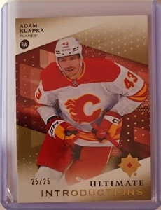 2024-25 Upper Deck Ultimate #UI-AK Adam Klapka Ultimate Introduzioni Gold /25 - Foto 1 di 2
