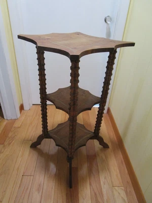 Antiguo carrete de madera americano arte popular mesa de 3 niveles hecha a mano años 80 ÚNICO EN SU CLASE 33,5"T Foto 1 de 4