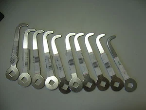 Hufkratzer aus Metall mit vierkantigem Stollenschlüssel  1 Stück  Neu !   - Bild 1 von 1