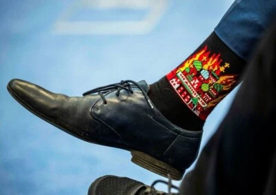 Calcetines divertidos de algodón negros a media pantorrilla con el Kremlin en llamas | Moscú está ardiendo Foto 1 de 4