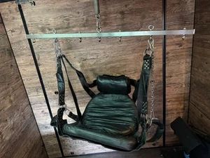 Blackstyle LatexFedersling mit Edelstahlstange und Feder BDSM SM Studio SM Möbel - Bild 1 von 4