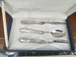 TRIS POSATE VINTAGE BAMBINO IMPUGNATURA ARGENTO ITALIANO 800 TAVOLA ARREDO - Foto 1 di 5