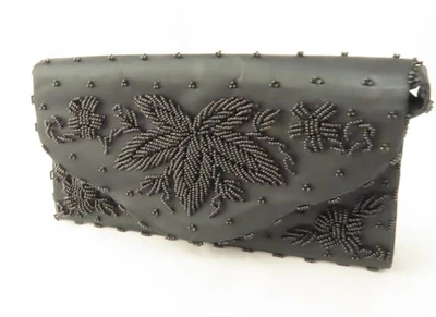 Cartera sin asas vintage negra con sobre de flores con cierre a presión con correa Foto 1 de 4