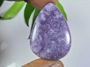 58CTS.PIETRA PREZIOSA SCIOLTA NATURALE VIOLA LEPIDOLITE PERA CABOCHON 28X40X06 MM F544 - Foto 1 di 9
