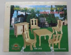 Kit de construcción de muebles para casa de muñecas artesanía en madera sellado-comedor-mesa y sillas - Imagen 1 de 2