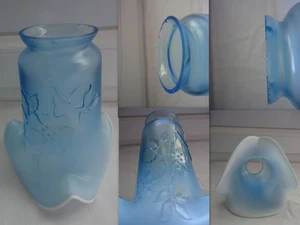 TULIPE EN VERRE BLEU ET BLANCHE FLEUR ET FEUILLAGE EN RELIEF H : 14,3 CM - Picture 1 of 1