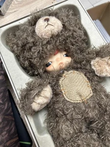 HIRONO BEAR VINILE PELUCHE BAMBOLA 14,96 POLLICI HOT CUTE TOY REGALO NUOVO AUTENTICO - Foto 1 di 12