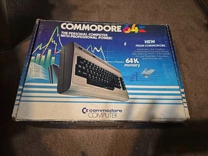 Sistema Commodore 64 con scatola originale e guida di riferimento così com'è -- non testato - Foto 1 di 22