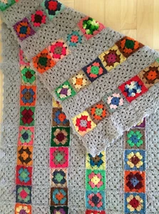 Handgefertigte gehäkelte Schoß- oder Babydecke afghanisch mehrfarbig ~ Größe 43" x 30" - Bild 1 von 3