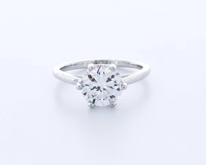 ANELLO SOLITARIO CLASSICO 2,2 CT DIAMANTE CREATO IN LABORATORIO E/VS2 TAGLIO TONDO PLATINO PUNTA - Foto 1 di 4