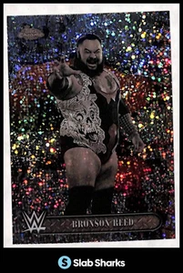 2025 Topps cromo WWE X CACTUS JACK #89 BRONSON REED REFRACTOR ROJO Y NEGRO - Imagen 1 de 2