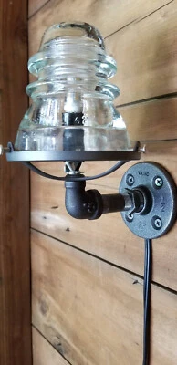 Aplique aislante de vidrio con cable.  Lámpara de pared industrial.  Luz aislante. Foto 1 de 4