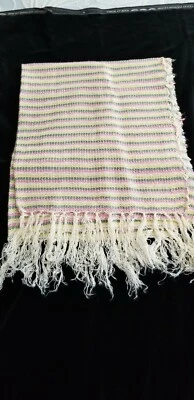 Xale/envoltório com franja de 4 pol. Creme/rosa/verde/amarelo. Peso médio 67"x 30" - Imagem 1 de 4