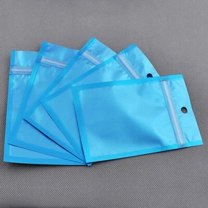 100 bolsas planas QuickQlick™ transparentes/azules/plateadas con orificio colgante en una variedad de tamaños - Imagen 1 de 4