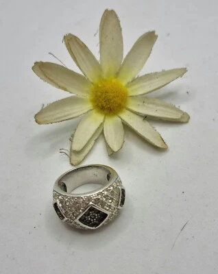 Anello a fascia in metallo argentato e pavettato in bianco e grigio, elegante - Immagine 1 di 4