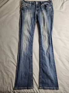 Pantalones de mezclilla Miss Me tiro medio corte boot para mujer talla 30x32 lavado medio grunge pedrería - Imagen 1 de 10