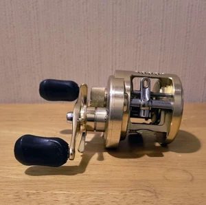 Shimano 01 Calcutta Conquest 200 Baitcastrolle Japan - kostenloser Versand zollfrei - Bild 1 von 6