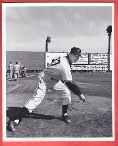 1948  NEW YORK GIANTS   8 X 10   GLOSSY   TEAM ISSUE   SHELDON JONES - Picture 1 of 2