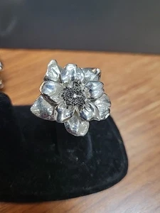 "Vintage Style" Silber Metall Blume mit dehnbarem Bandring - Bild 1 von 3
