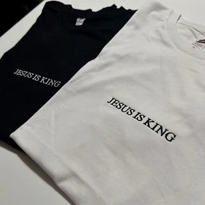 T-shirt ricamata Jesus Is King - Bibbia ricamo - God Is Good Abbigliamento - Foto 1 di 11