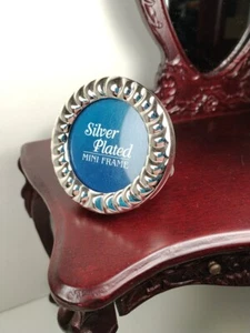 Round Silver-plated mini picture frame for doll Barbie Tyler BJD dollhouse decor - Picture 1 of 9