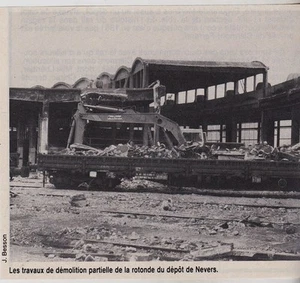 1981 -- TRAVAUX DE DEMOLITION DE LA ROTONDE DU DEPOT DE NEVERS 3F151 - Foto 1 di 1