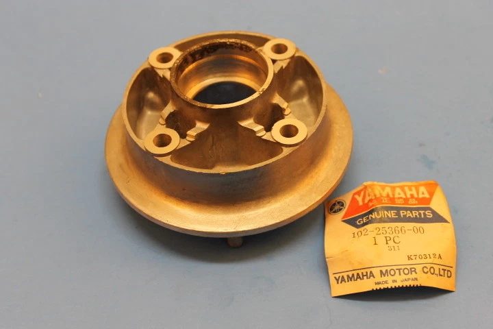 NOS Yamaha 63-66 YG1 66-67 YL1 67 YL2 68 YLCM Clutch Hub PART# 102-25366-00-00 - Image 1 of 1