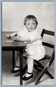 Tarjetas de juego RPPC c1920 niña sentada en la mesa G6 - Imagen 1 de 2